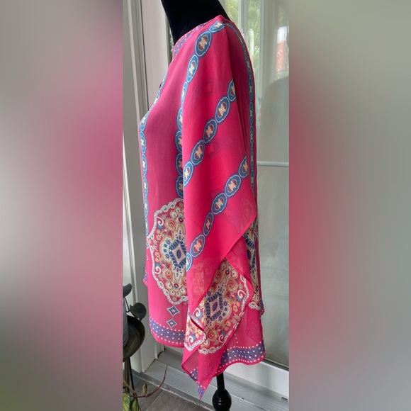 Hale Bob Oversized kimono top with front v-neck XS
100% Silk pink background - Picture 4 of 10